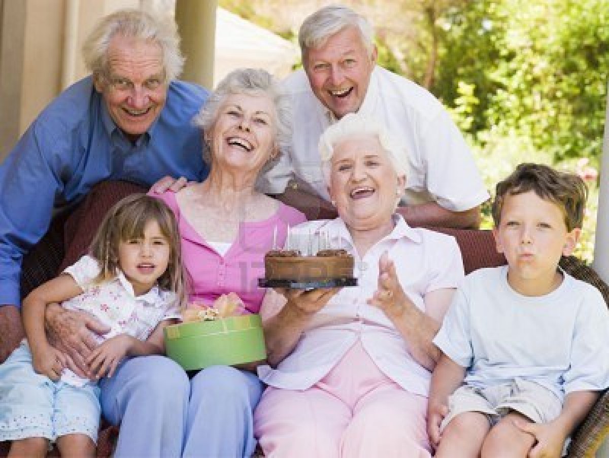 Famille multigénérationnelle célébrant un anniversaire avec gâteau