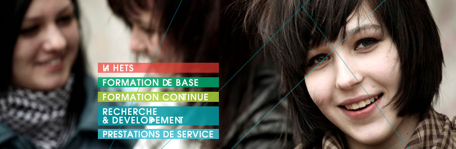 Jeune femme souriante avec menu formation coloré