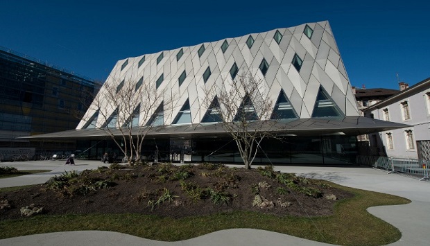 Bâtiment moderne à façade géométrique et vitres triangulaires