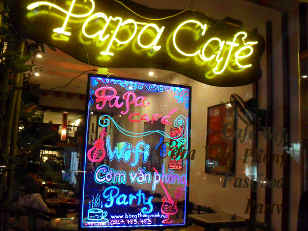 Enseigne lumineuse Papa Café avec panneau néon coloré