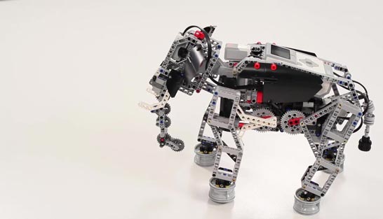 Chien robot LEGO Technic sur fond blanc