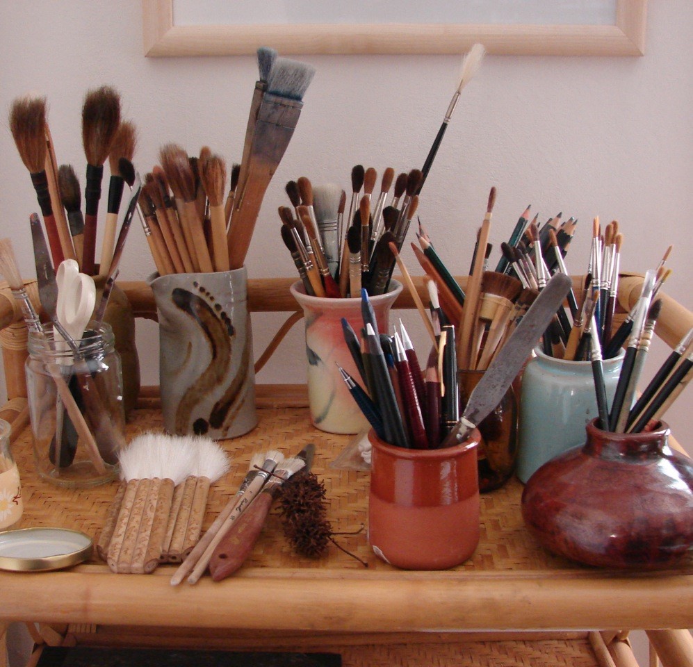 Pinceaux et crayons dans pots d’atelier