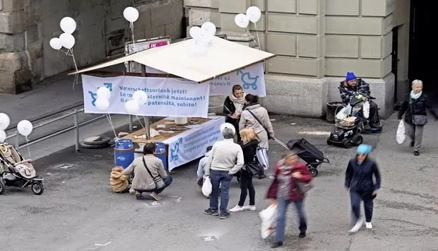 Les syndicats lancent leur initiative populaire pour un congé paternité!