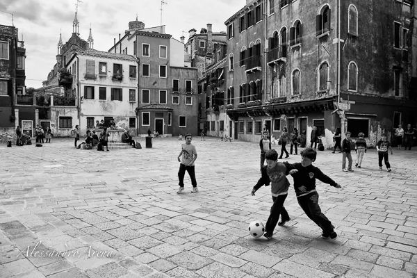 Seul deux enfants sur trois peuvent jouer à l’extérieur sans surveillance en Suisse