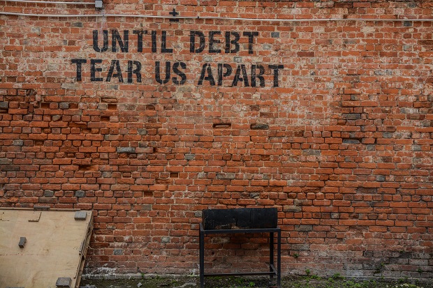 Graffiti « Until Debt Tear Us Apart » sur mur