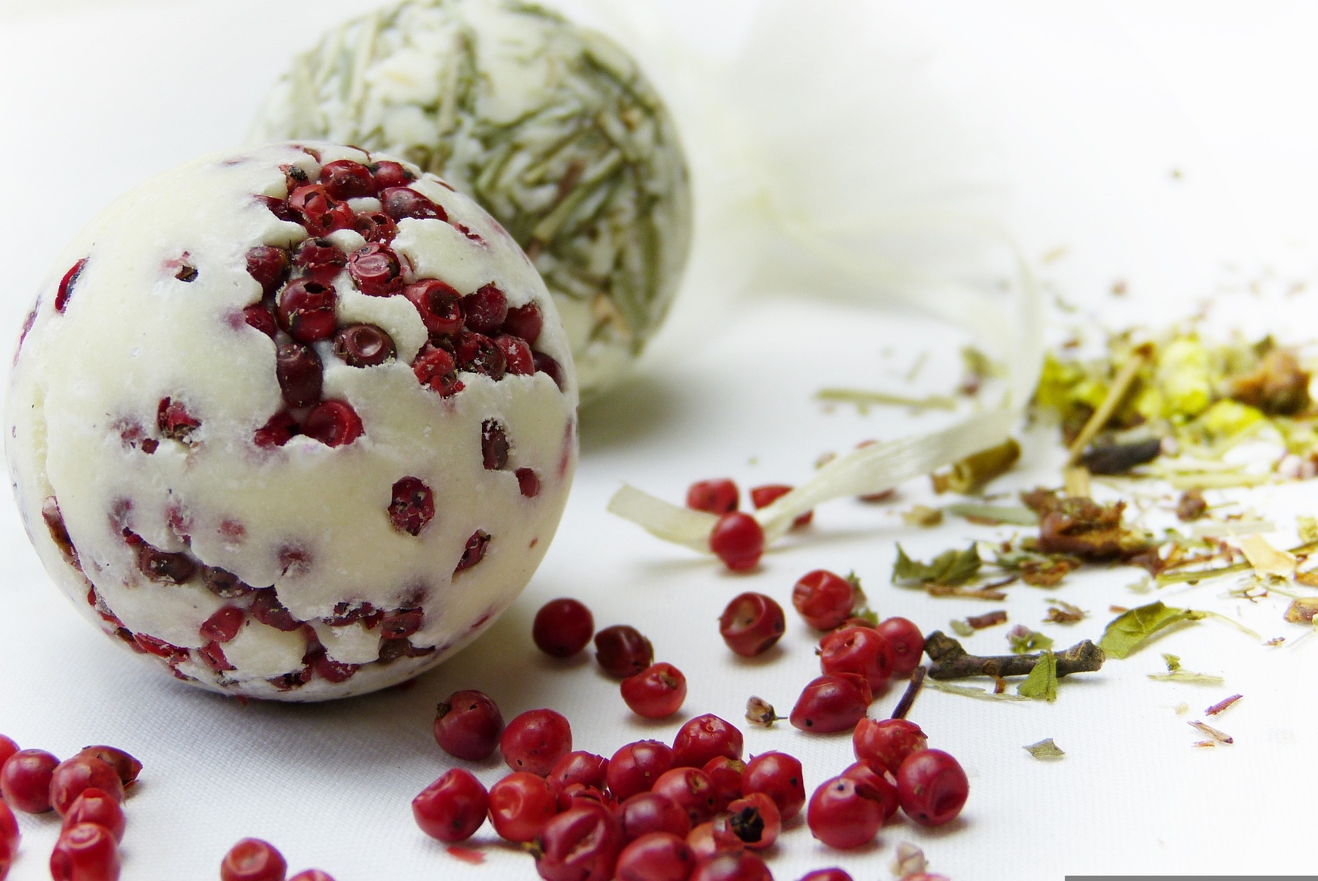 Billes de fromage aux baies roses et herbes