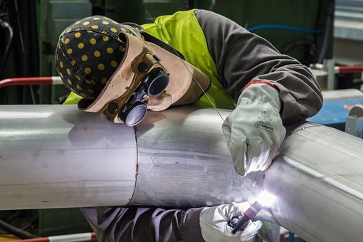 Soudage d’un grand tuyau métallique en atelier