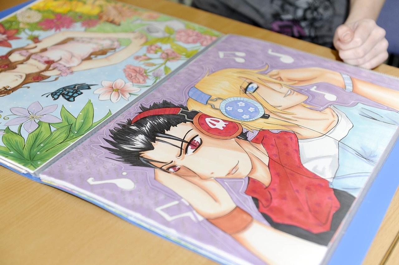 Livre ouvert avec illustrations manga colorées