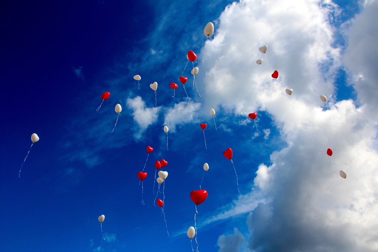 Ballons en forme de cœur dans le ciel