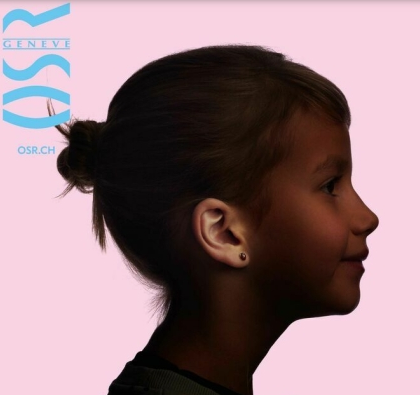 Profil d’une jeune fille sur fond rose