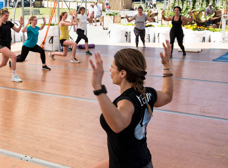Cours de fitness en plein air sur estrade
