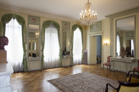 Salon classique élégant avec lustre et miroirs