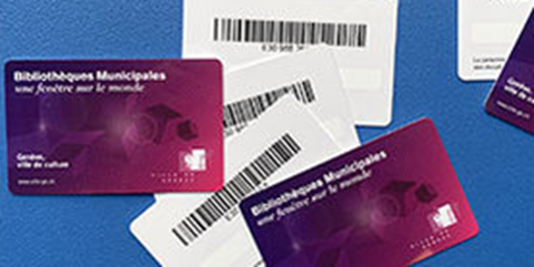 Cartes de bibliothèque avec codes-barres sur fond bleu