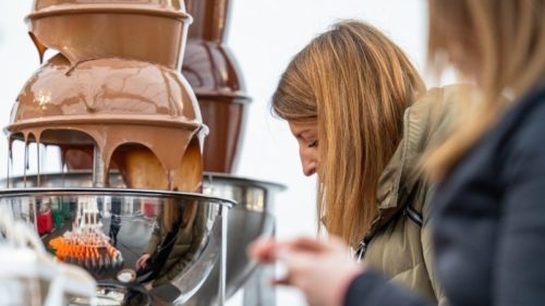 Fontaine de chocolat avec femme en arrière-plan