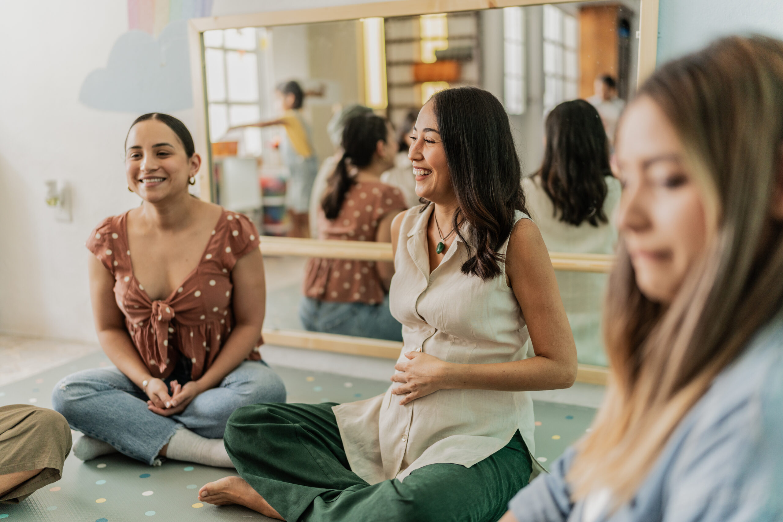 Femmes souriantes en cercle lors d’un atelier prénatal