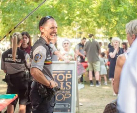Policiers municipaux discutant lors d’un événement en plein air