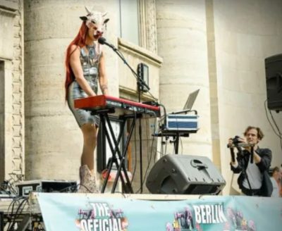 Musicienne masquée jouant du clavier sur scène à Berlin