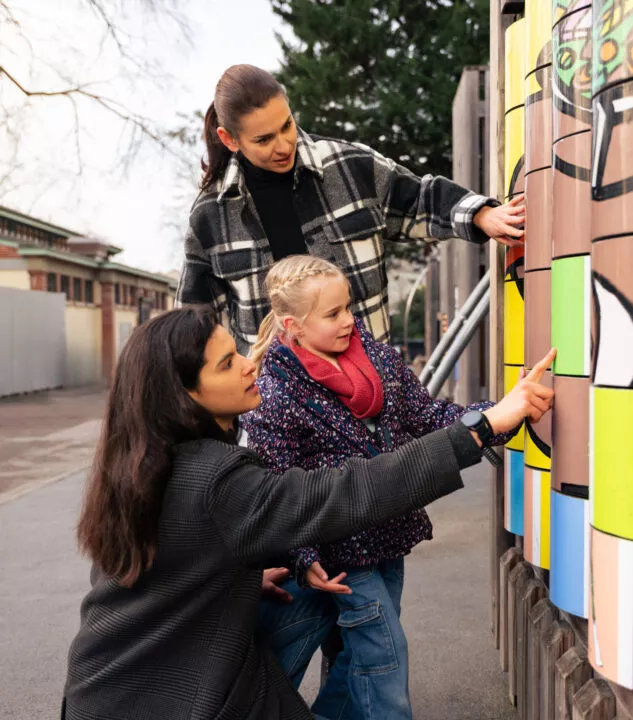Deux jeunes femmes et une fille aux jeux du parc des Bastions