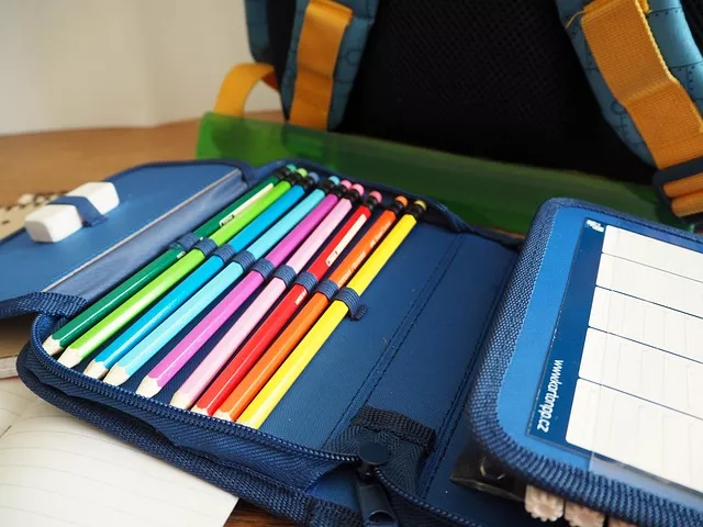 Trousse scolaire ouverte avec crayons de couleur