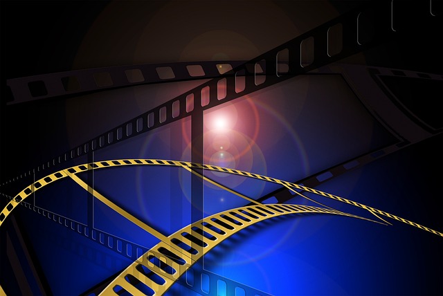 Pellicules de cinéma abstraites sur fond bleu lumineux