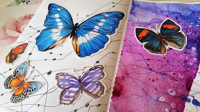 Carnet d’aquarelles avec papillons colorés