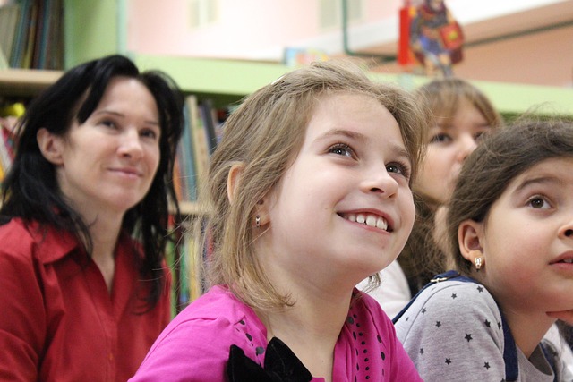 Élèves souriantes attentives en classe avec leur enseignante